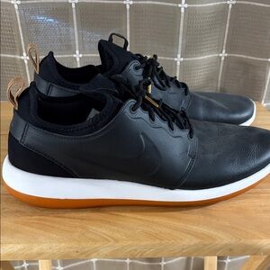 Nike Roshe Men's Black Leather Sneakers with White Midsole and Brown Outsole